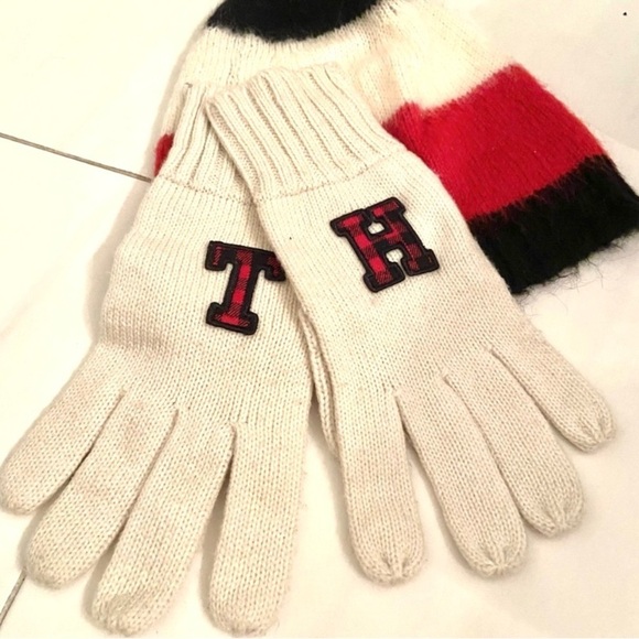 Tommy Hilfiger Accessories - ☕️Tommy Hilfiger cream gloves with logo M
